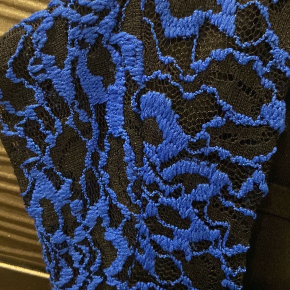 NWOT Suzy Shier. Royal Blue Lace on Black, sleeveless top. - Picture 2 of 3